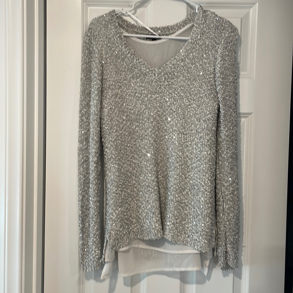 APT 9 Size M sequence white and gray sweater - like new condition